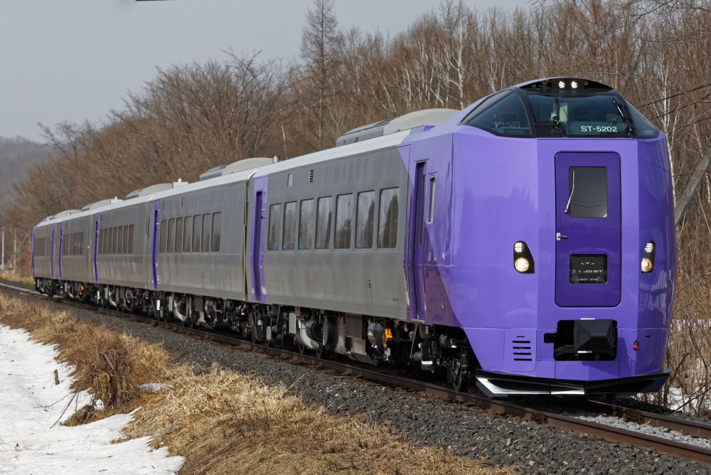 ラベンダー編成 の新列車 札幌 富良野間を初運行