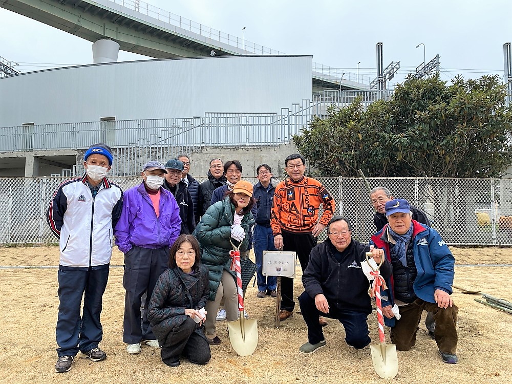 関空の新名所に 泉佐野市のボランティア 桜100本を浜辺に植栽