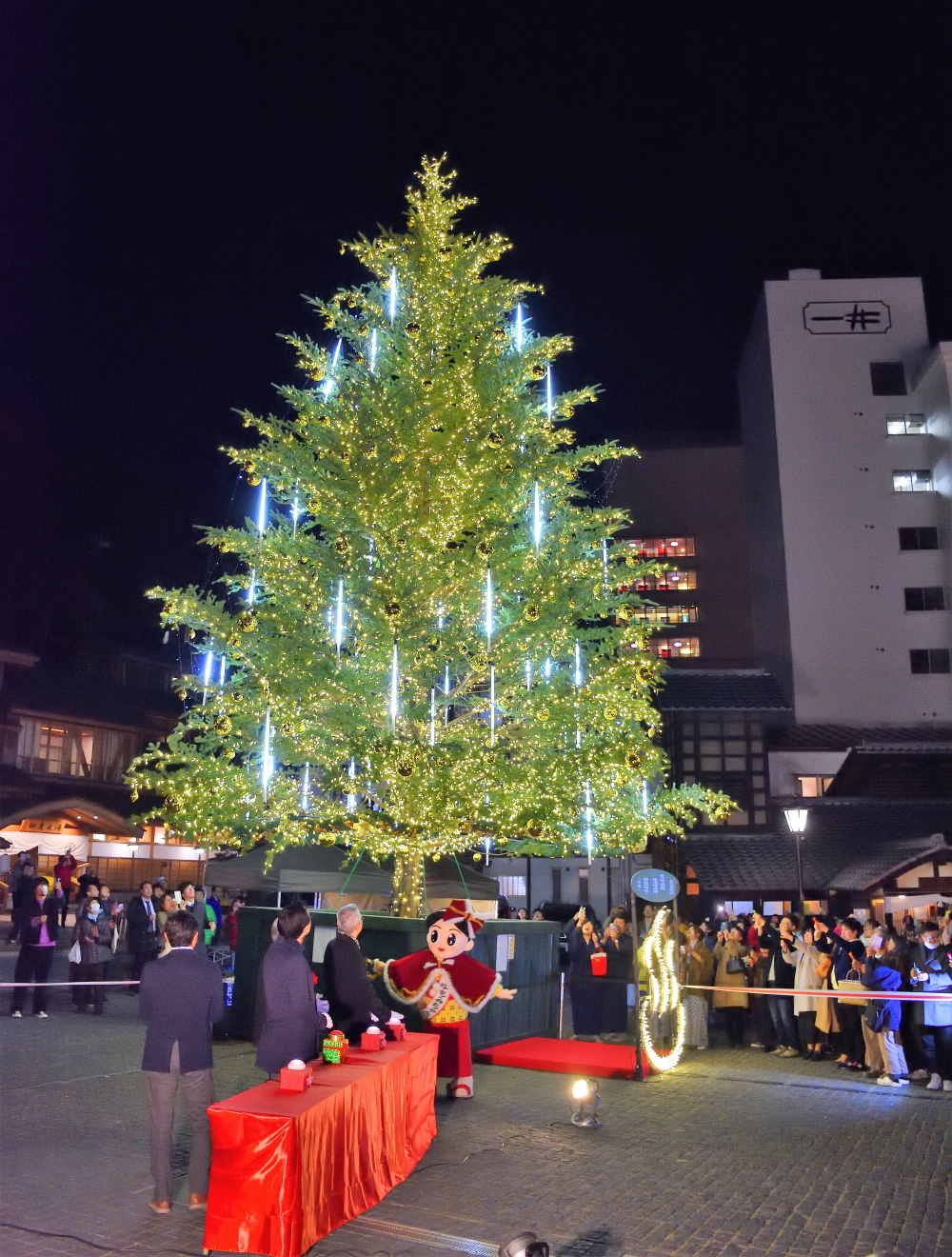 草津温泉 湯畑 に高さ10メートル Led２万球のツリー 観光経済新聞